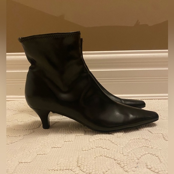 •SOLD• Black Leather Pointed Toe Heeled Booties - Picture 4 of 11
